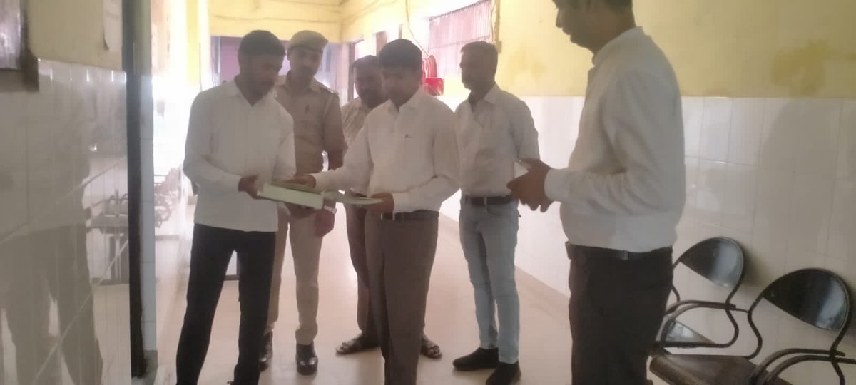 CDO_Chitrakoot's tweet photo. मुख्य विकास अधिकारी, चित्रकूट द्वारा सामुदायिक स्वास्थ्य केंद्र, मानिकपुर का औचक निरीक्षण किया गया। निरीक्षण के दौरान उन्होंने स्वास्थ्य सेवाओं की गुणवत्ता को परखा।  डॉक्टर एवं स्वास्थ्य कर्मी मुस्तैदी से मरीजों के उपचार में जुटे मिले। ��🏥
​#Chitrakoot #PublicHealth #CMOfficeUP https://t.co/KxE7feG0vw
