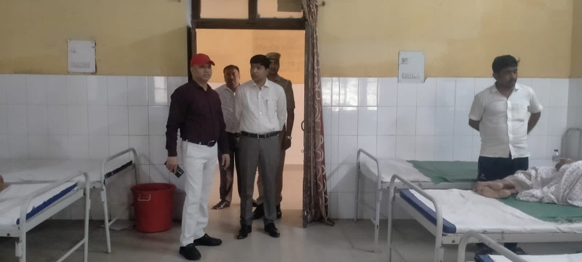 CDO_Chitrakoot's tweet photo. मुख्य विकास अधिकारी, चित्रकूट द्वारा सामुदायिक स्वास्थ्य केंद्र, मानिकपुर का औचक निरीक्षण किया गया। निरीक्षण के दौरान उन्होंने स्वास्थ्य सेवाओं की गुणवत्ता को परखा।  डॉक्टर एवं स्वास्थ्य कर्मी मुस्तैदी से मरीजों के उपचार में जुटे मिले। ��🏥
​#Chitrakoot #PublicHealth #CMOfficeUP https://t.co/KxE7feG0vw
