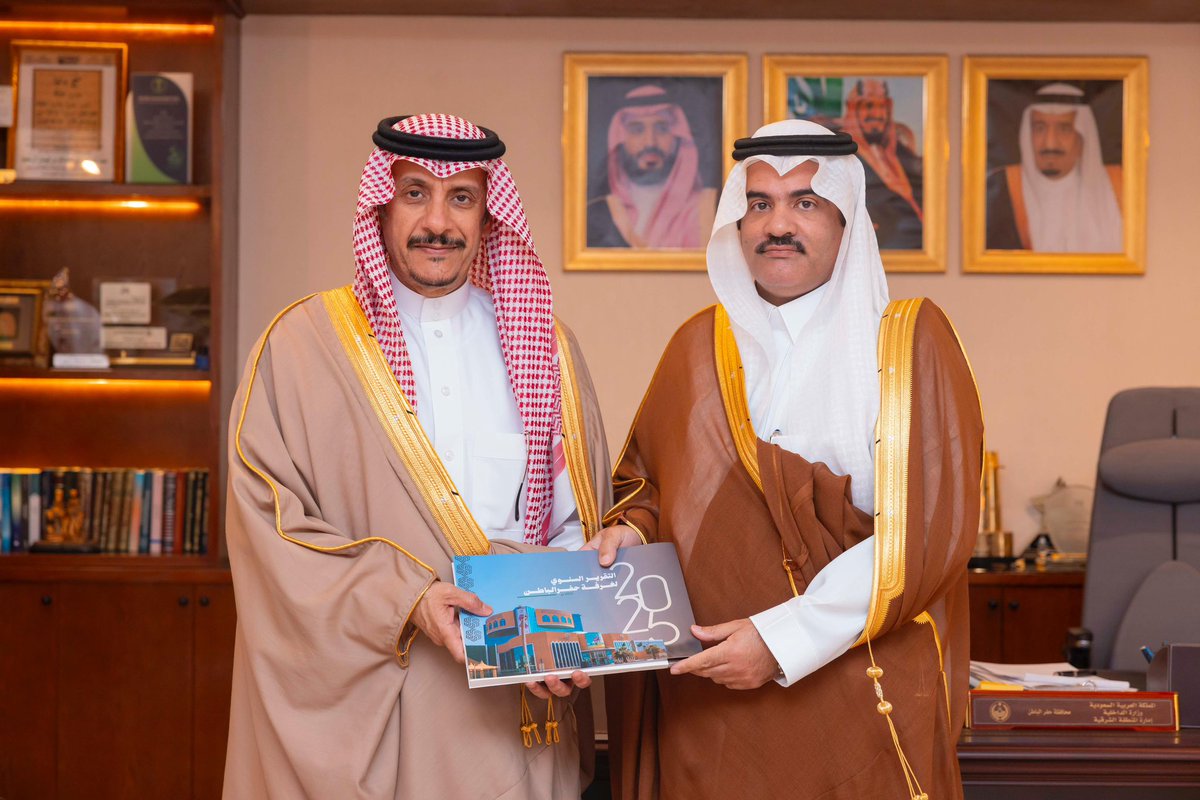 722h_com's tweet photo. سمو محافظ #حفرالباطن الأمير عبدالرحمن بن عبدالله بن فيصل يتسلم التقرير السنوي لغرفة حفرالباطن لعام 2025، ويطّلع على أبرز إنجازاتها وبرامجها لتعزيز التنافسية ودعم المكانة الاقتصادية للمحافظة، خلال استقباله رئيس الغرفة سلمان العقيل. https://t.co/mfEU496WX8
