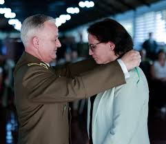 ARAYA Zapata grl director <a href="/Carabdechile/">Carabineros de Chile</a> "condecorando" a LEITAO, con querellas y graves cuestionamientos al ppio de PROBIDAD, ministro sra <a href="/starograf/">Iván Staroselcic</a> ¿pq sigue en el cargo este individuo? ilústrenos.!.