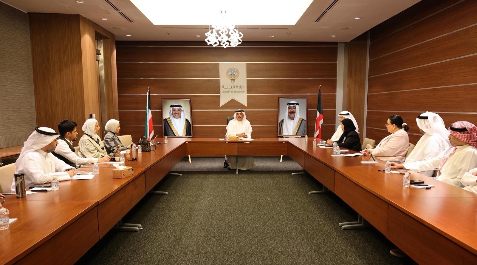 وزير التربية سيد جلال الطبطبائي يعقد اجتماعا موسعا مع ممثلي المدارس الخاصة الأجنبية لمناقشة مستجدات المرحلة الراهنة والتحديات المرتبطة بها - شدد على أن أي قرارات أو حلول يتم اتخاذها يجب أن تراعي مصلحة الطلبة وضمان استمرارية تحصيلهم العلمي في بيئة تعليمية آمنة ومستقرة 