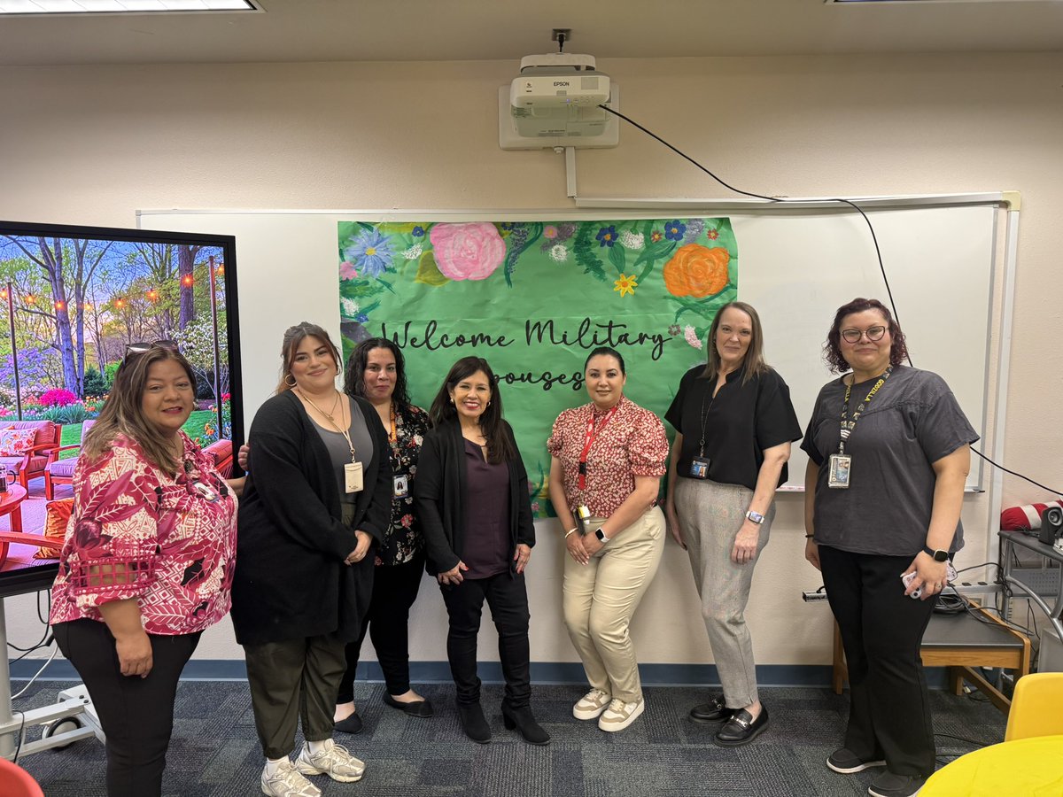 MPrzMFL's tweet photo. Hambric Hawks hosted our Spring themed Military Association of Spouses Social today! Sending a huge ty to Ms. Rosario for putting together an awesome event for our feeder pattern! 🙏🏼 https://t.co/WyCbB76G6D