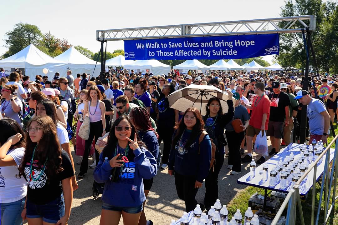 AFSPIL's tweet image. You didn't think we'd miss National Walking Day, did you? 🚶‍♂️

When you #WalkWithUs at an #OOTD Community Walk, every step you take makes a difference in the fight to #StopSuicide. 

Join a Walk and help bring #HOPE and healing to your community: afsp.org/ILtogether ✌️