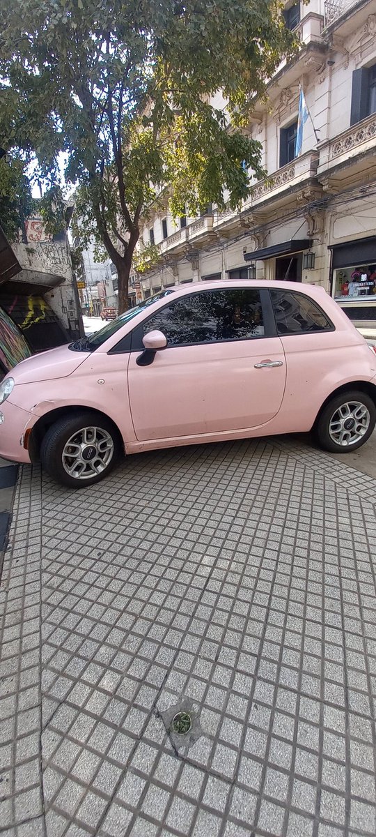 LiliRama2's tweet photo. @DGTRosario auto obstruyendo vereda maipu al 1000 https://t.co/5PkFpP2jin