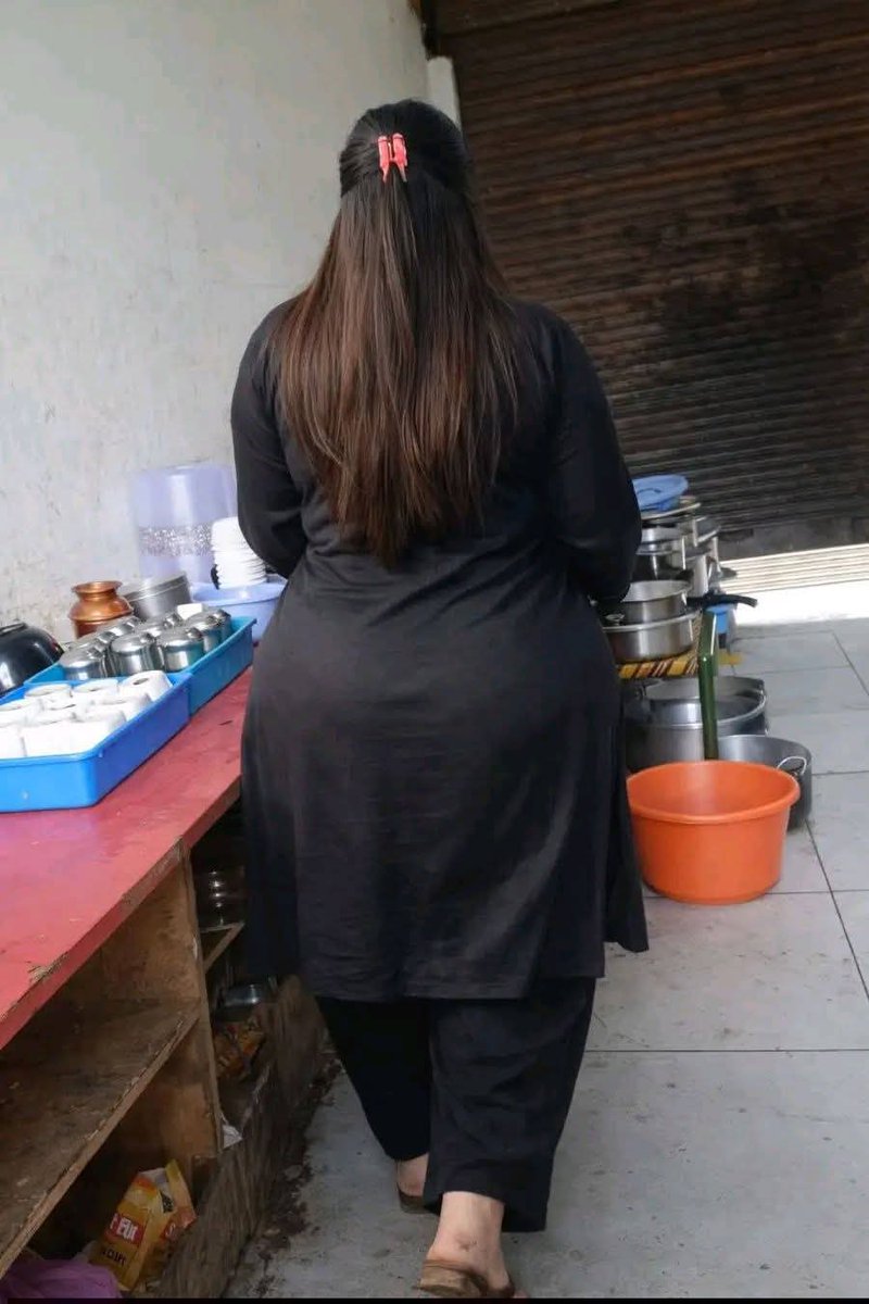 Askhan48541508's tweet image. Again looking chubby from back side what can we do. #phr pachy se moti ho gai ha kiya karon #kissing