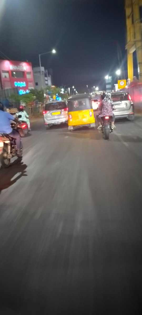 zimpakshi's tweet photo. @chennaipolice_ 
This auto driver ran Auto rash driving towards padi flyover to Madhavan Roundtana and he threatened people to hit them with auto who asked to stop him. This picture taken opp temple school around 8.10 pm. Unable to take video https://t.co/1bTQ33FaOV