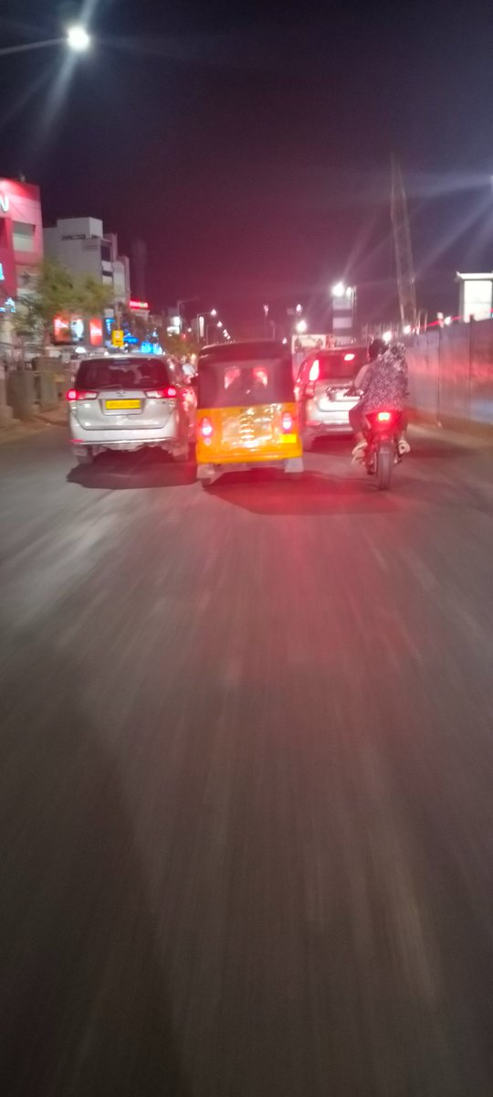zimpakshi's tweet photo. @chennaipolice_ 
This auto driver ran Auto rash driving towards padi flyover to Madhavan Roundtana and he threatened people to hit them with auto who asked to stop him. This picture taken opp temple school around 8.10 pm. Unable to take video https://t.co/1bTQ33FaOV