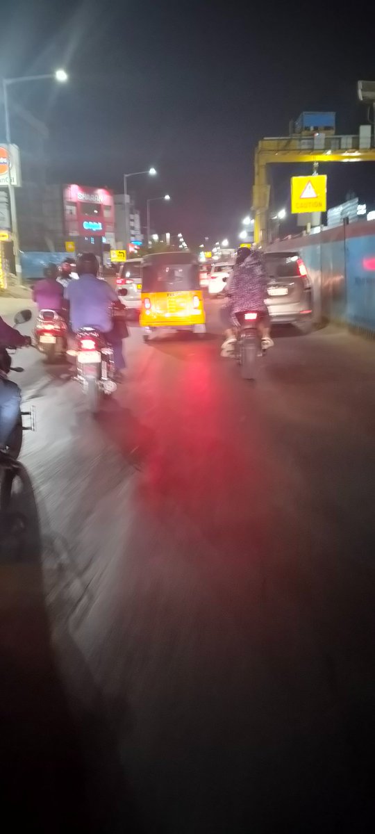 zimpakshi's tweet photo. @chennaipolice_ 
This auto driver ran Auto rash driving towards padi flyover to Madhavan Roundtana and he threatened people to hit them with auto who asked to stop him. This picture taken opp temple school around 8.10 pm. Unable to take video https://t.co/1bTQ33FaOV