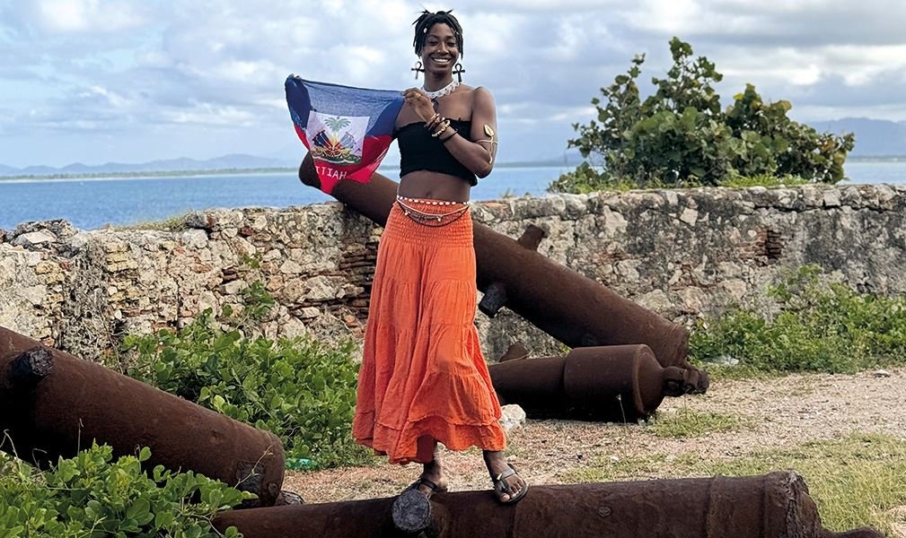 TheNancyRoc's tweet photo. De plus en plus d’athlètes de l’équipe de #France 🇫🇷 sont nés en #Haïti 🇭🇹.
Derrière les chiffres, des parcours bouleversants : enfants adoptés, identités retrouvées.
Comme Ilionis Guillaume, médaillée européenne 2024, en quête de ses racines haïtiennes. #athle #NRoc
https://t.co/rfB8enNL3o
