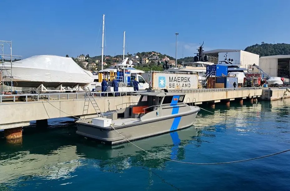 fuelcellsworks's tweet image. Italy marks a first: hydrogen bunkering at dockside in the Port of La Spezia. Bluenergy Revolution successfully transferred #hydrogen to a vessel using low-pressure storage, proving safe port operations. 

#Hydrogen #Shipping #EnergyTransition

fcw.sh/94g5EE