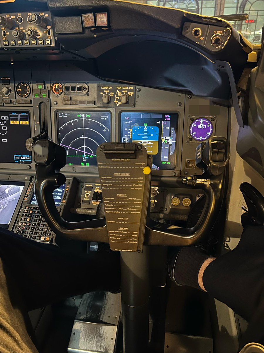 Tom Hiddleston tweet media