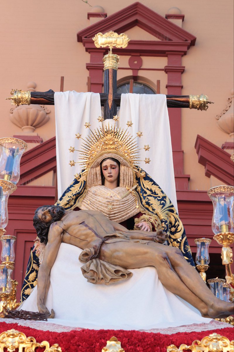 HdadBaratillo's tweet photo. ¡Que te digo yo, Piedad
Que no te hayan dicho antes!
Cuando te miro a la cara
No acierto a poder cantarte.
Y seca queda la fuente
Seco el arroyo y su cauce
Y el caudal de palabras
Que inundan de amor el aire.
 
N. H. D. Ignacio José
Pérez Franco.
 
#AzulBaratillo
#SSantaSevilla26
#ElBaratillo26