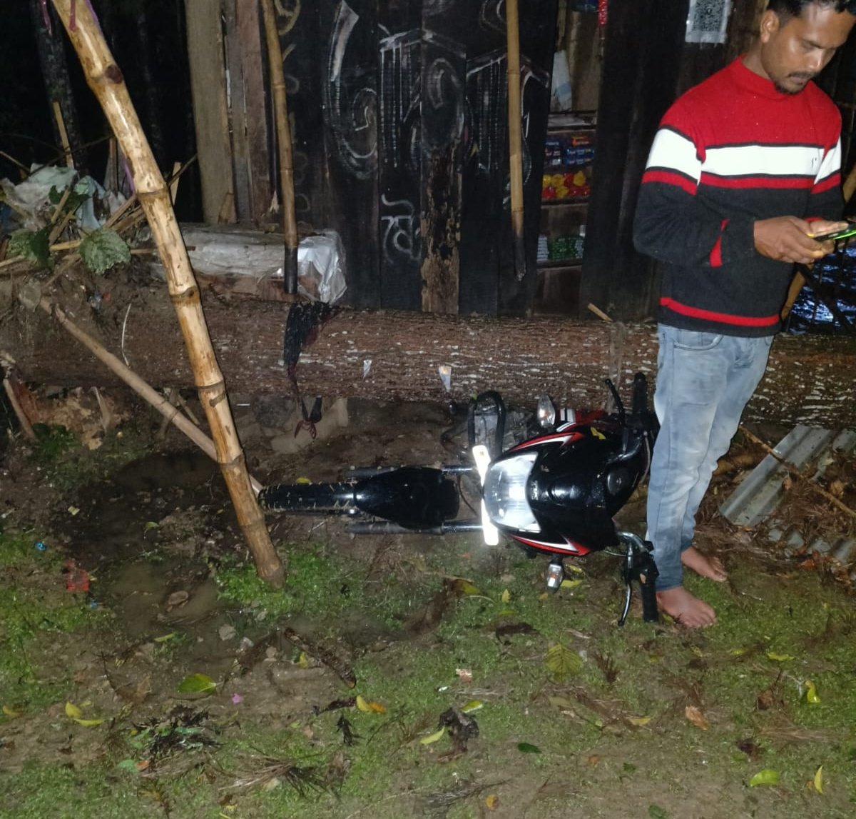 dPartha19's tweet photo. আউল বাউল  চুলি মেলি
মাৰিছা কিয় লৰ?
লাহে ধীৰে গ'লেও দেখোন 
পাবা মাৰাৰ ঘৰ। 
বৰদৈচিলা।
#Bordosila https://t.co/y7TYexY4Nx
