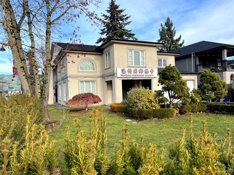 DC060385 tweet media