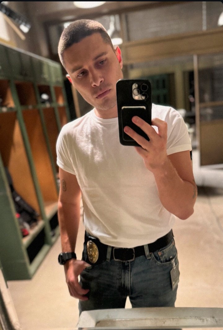 Lyia23's tweet photo. RONEN!! 🤯
"Can't wait for y'all to meet Officer Callan"
HOLY MOLY!! 🥵 I need the show NOW!
#RonenRubinstein #JudeCallan #SwatExiles #911LoneStar #Tarlos https://t.co/2jTYdBWc5E
