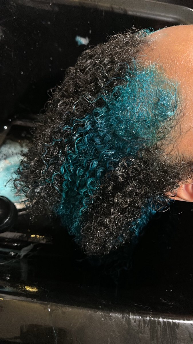 gaygoddess_a's tweet photo. proof you can have healthy textured colored hair https://t.co/t6kx84gMgc
