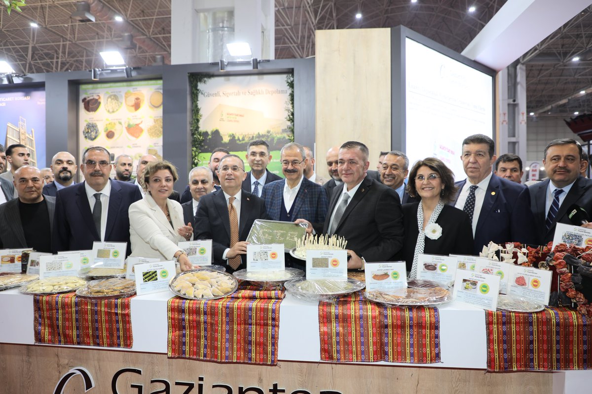 gazianteptb's tweet photo. Kapılar açıldı, Gaziantep’in coğrafi işaret tescilli mirası fuar alanında hayat buldu…
OFM’de düzenlenen 16. GAPTARIM Tarım, Tarım Teknolojileri ve Hayvancılık Fuarı’nda coğrafi işaret tescilli ürünlerimizi tanıttığımız stant açtık.
Bu toprakların emeğini, bereketini ve köklü lezzet mirasını yansıtan standımız; Gaziantep Valisi Kemal Çeber, il protokolü, sivil toplum kuruluşlarının temsilcileri ve çok sayıda ziyaretçinin katılımıyla gezildi.
Gaziantep’in tescilli değerlerini tanıtmaya, geçmişten geleceğe uzanan bu güçlü mirası paylaşmaya devam edeceğiz.
#Gaziantep
#Coğrafiİşaret
#GAPTARIM
#GaziantepTicaretBorsası