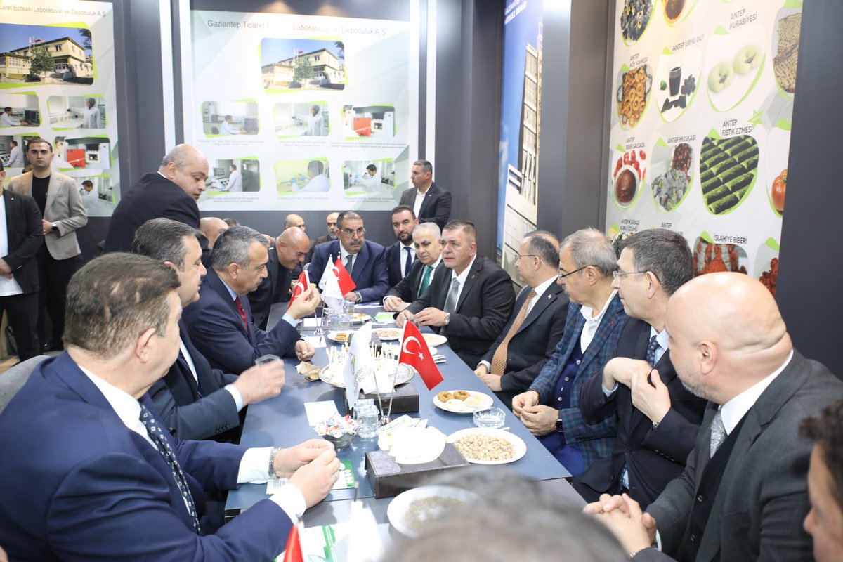 gazianteptb's tweet photo. Kapılar açıldı, Gaziantep’in coğrafi işaret tescilli mirası fuar alanında hayat buldu…
OFM’de düzenlenen 16. GAPTARIM Tarım, Tarım Teknolojileri ve Hayvancılık Fuarı’nda coğrafi işaret tescilli ürünlerimizi tanıttığımız stant açtık.
Bu toprakların emeğini, bereketini ve köklü lezzet mirasını yansıtan standımız; Gaziantep Valisi Kemal Çeber, il protokolü, sivil toplum kuruluşlarının temsilcileri ve çok sayıda ziyaretçinin katılımıyla gezildi.
Gaziantep’in tescilli değerlerini tanıtmaya, geçmişten geleceğe uzanan bu güçlü mirası paylaşmaya devam edeceğiz.
#Gaziantep
#Coğrafiİşaret
#GAPTARIM
#GaziantepTicaretBorsası