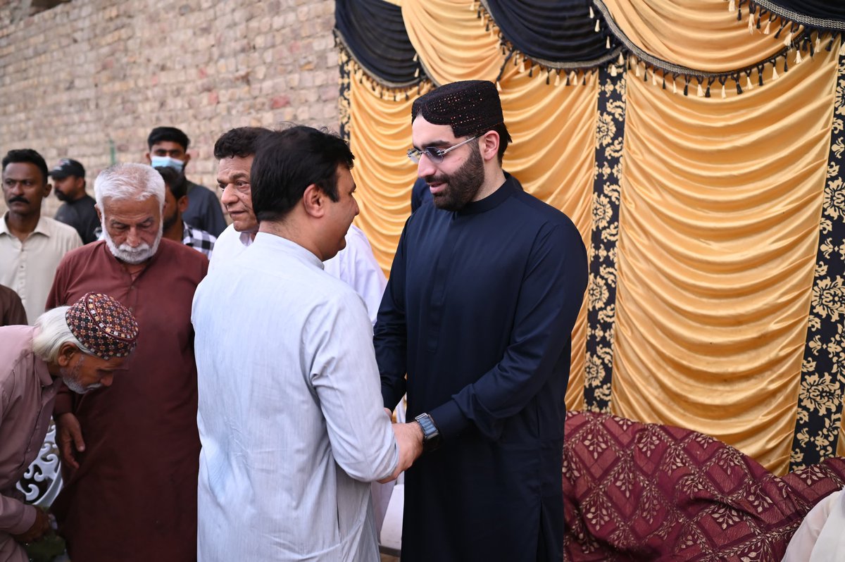 rattar_siraj's tweet photo. پاکستان پیپلز پارٹی کے نوجوان رہنما راول شرجیل میمن نے پی ایس 63 لطیف آباد میں مختلف برادریوں سے تعزیت و فاتحہ خوانی کی۔ اس موقع پر پارٹی کے مقامی رہنما اور عہدیداران بھی ان کے ہمراہ موجود تھے۔
❤️ 🖤 💚
@rawalsharjeel @sharjeelinam https://t.co/9kpYSt3dxE