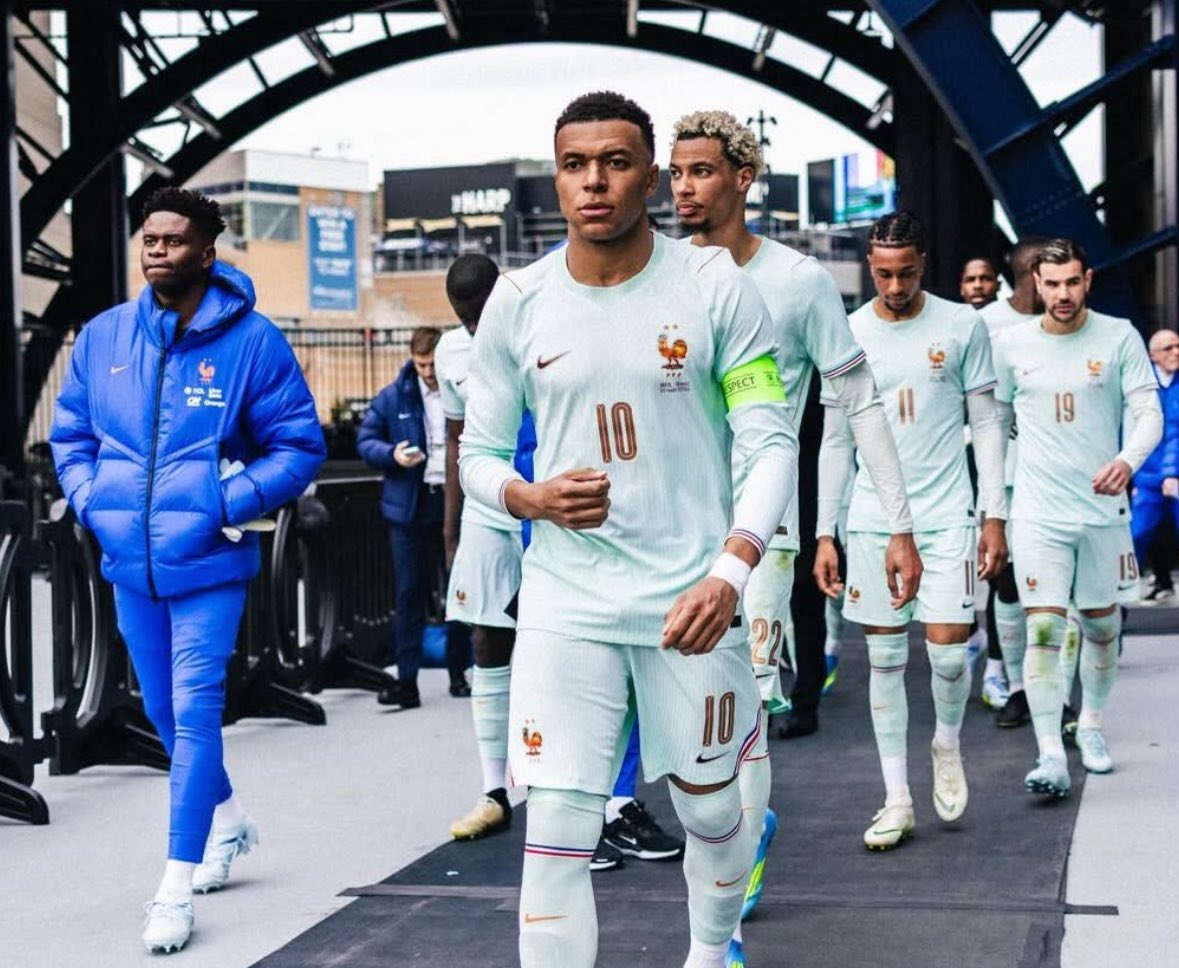 ThePopeur tweet media