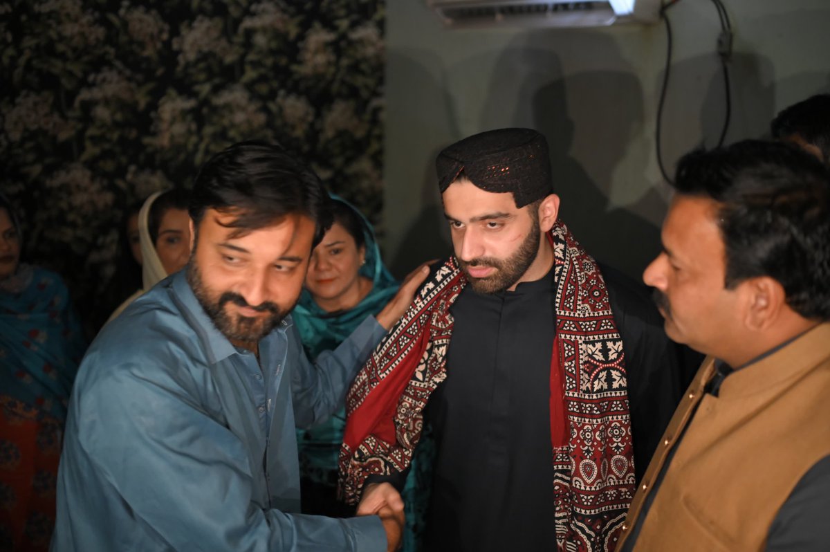 rattar_siraj's tweet photo. پاکستان پیپلز پارٹی کے نوجوان رہنما راول شرجیل میمن نے پی ایس 63 لطیف آباد میں مختلف برادریوں سے تعزیت و فاتحہ خوانی کی۔ اس موقع پر پارٹی کے مقامی رہنما اور عہدیداران بھی ان کے ہمراہ موجود تھے۔
❤️ 🖤 💚
@rawalsharjeel @sharjeelinam https://t.co/2vCHTrwG9s