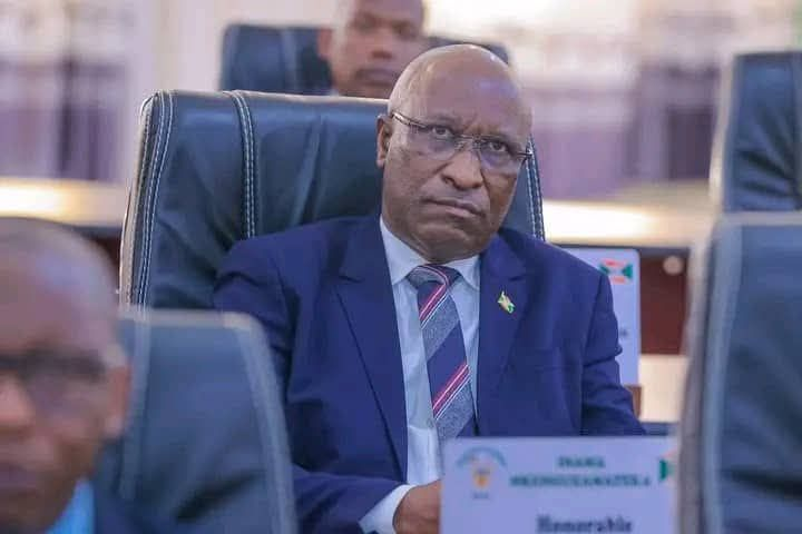 IrisNews_'s tweet photo. 🕊️ La Chambre haute du Parlement burundais a observé une minute de silence en honneur aux vies perdues suite aux explosions d'hier à #Bujumbura.

💬 Lors de l’ouverture de la session parlementaire ordinaire d’avril 2026, le président du @Burundi_senat Gervais Ndirakobuca a adressé ses condoléances à ceux qui ont perdu les leurs, appelant la population au soutien et à l'entraide mutuelle ▶️ https://t.co/tlyVC2SftG

#Burundi #IrisNews