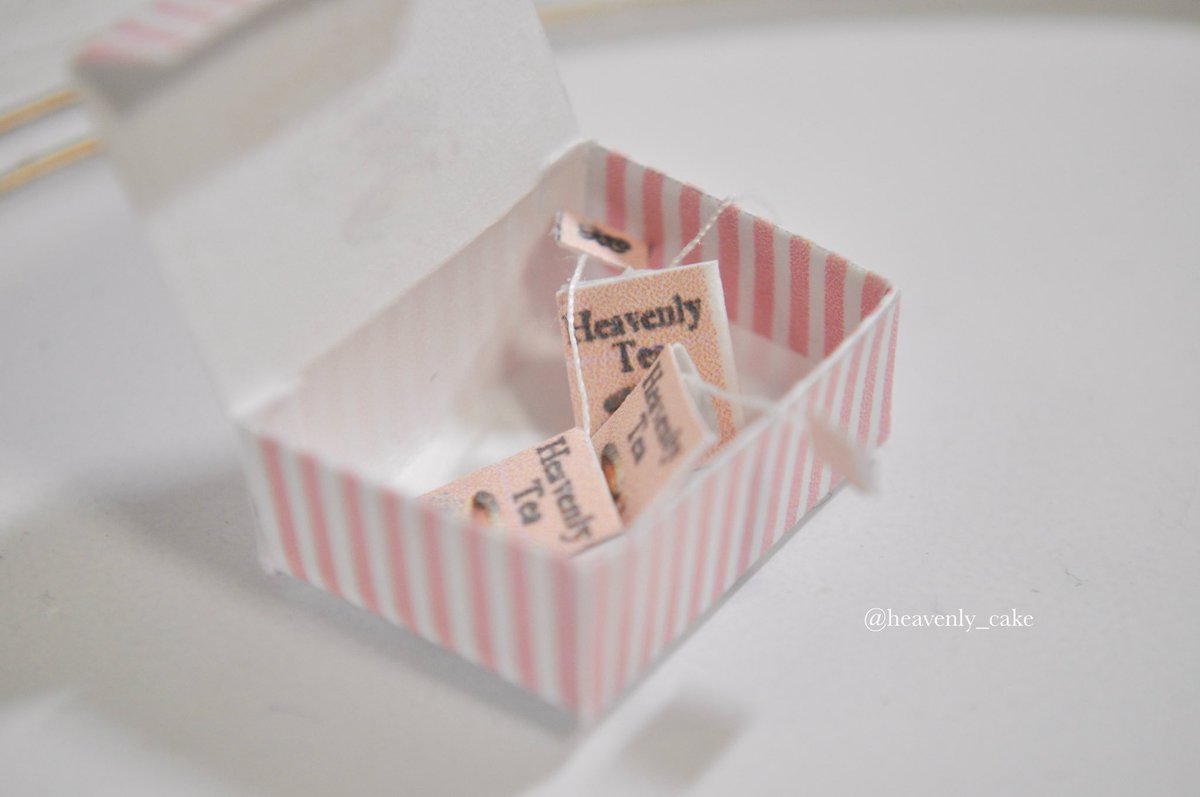 ヘブンリー紅茶はいかがですか〜？
全て未接着となります。
箱や、パッケージからティーバッグを入れたり出してきます。
ただとても小さいので紛失にご注意下さい。
ティーバッグは3個になります。
minne.com/items/45162406