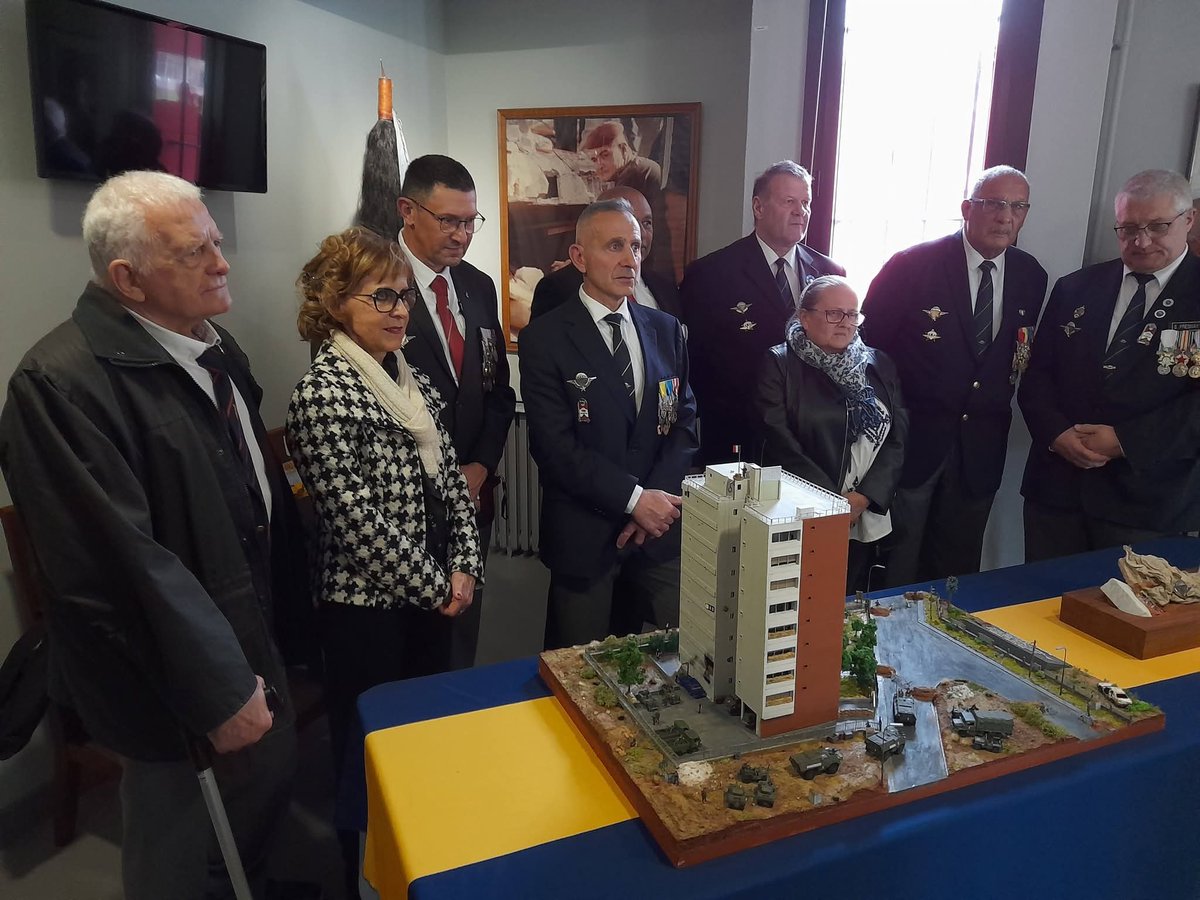 ANOPEX1's tweet photo. Inauguration de la maquette du DRAKKAR au @1erRCP avec la participation du délégué #ANOPEX de l'Ariège, de la présidente de 
 l'ARFVA-DRAKKAR et de plusieurs rescapés.
Un moment de souvenir fort en émotions. https://t.co/u6GCnCYn1O