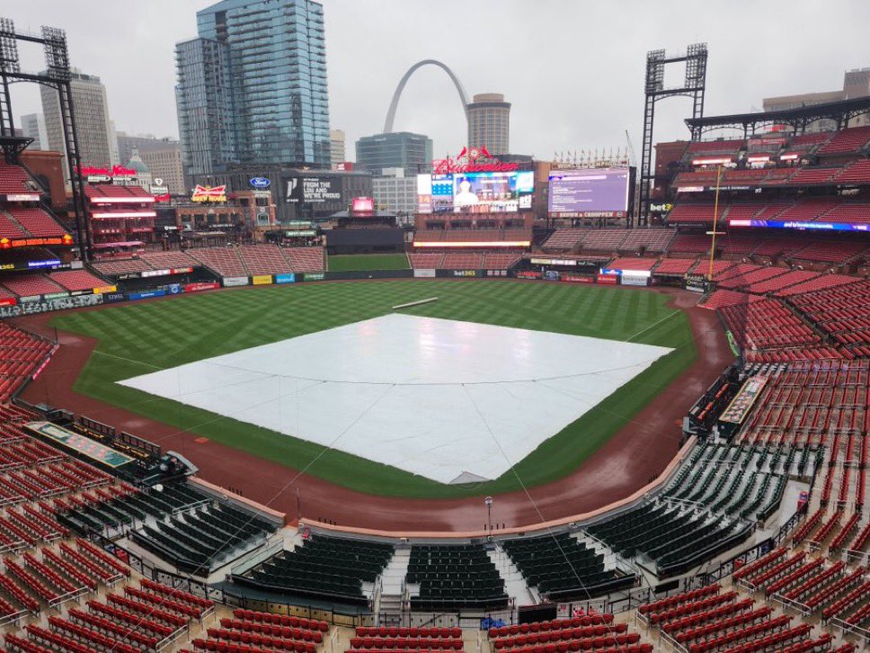 metsbatflip1's tweet image. The Mets and Cardinals are officially in a rain delay at Busch Stadium.