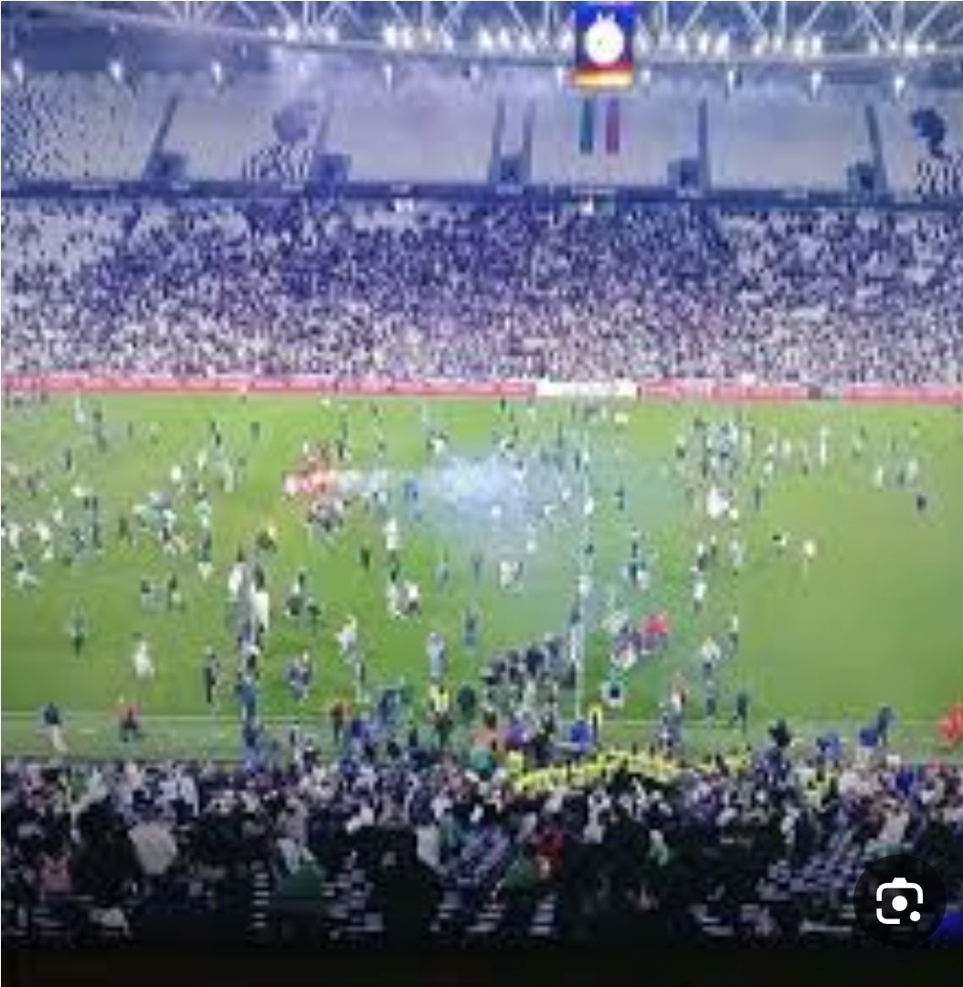 Pirana_dusahara's tweet photo. الهمج الجزائري و Senegalism

الجمهور الجزائري يهجم على لاعبي الأوروغواي بعد نهاية المباراة في “أليانز ستاديوم” بمدينة تورينو الإيطالية.
لهذا السبب رفضت انجلترا و فرنسا و إسبانيا استقبال المباريات الودية للمنتخب الجزائري،  و فرضت عليهم الولايات المتحدة الامريكية،  15 ألف دولار ضمانة من أجل الحصول على التأشيرة.
