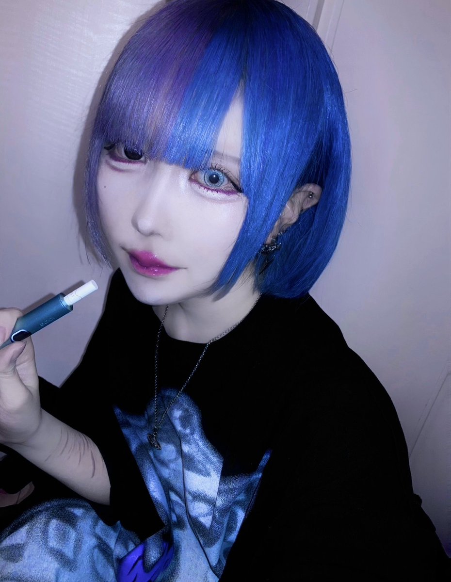 gm9ei_'s tweet photo. 蝉時雨の怖い青と、日が沈みきらない不安の紫です https://t.co/fE8olGLdGx