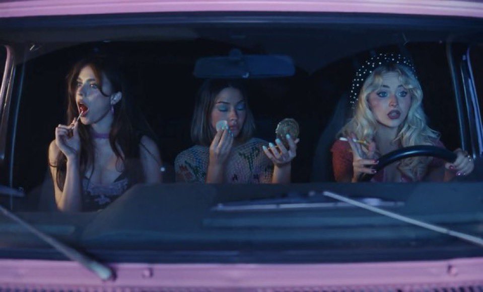 𝐇𝐨𝐥𝐥𝐲 💌 tweet media