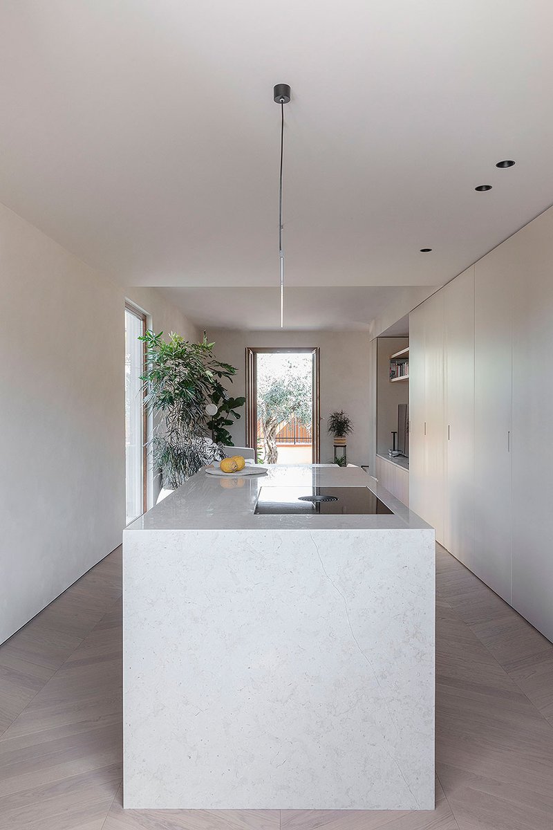 Interior_es's tweet image. Archive: The #interiors of this home, designed by Studio Didea, evoke the calm of the natural surroundings through a carefully selected palette of natural materials, where #wood and #stone create a serene atmosphere.
-&amp;gt; Photography: Serena Eller
-&amp;gt; interioresminimalistas.com/2026/04/04/arc…