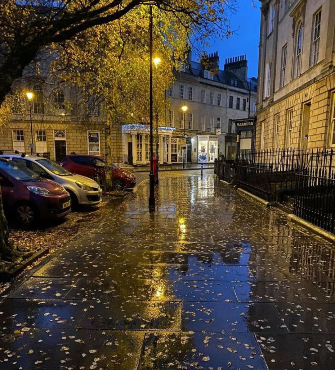 hafif çiseleyen yağmur altında yürümek.