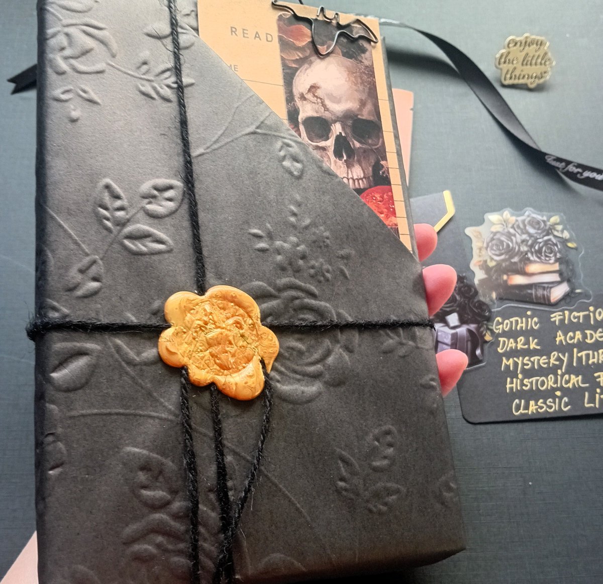 pinpaperstudio's tweet image. A book you cannot judge. A story you cannot see.
Only one. Sealed in gold.

Unwrap the mystery → pinpaperstudio.com

#BlindDateWithABook #DarkAcademia #LuxuryAesthetic #GothicVibes
