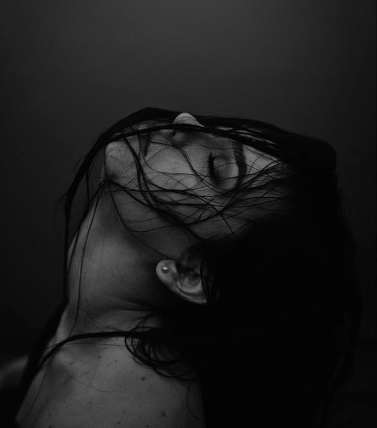 Me quedo—
sin aviso.

Como lo que llega
y no se va.

No te busco,
pero te encuentro
en todo.

No pregunto,
solo siento.

Y si permanezco…
es porque algo en ti
ya es mío.

Buenos Días.

°𝐆𝐢𝐫𝐞á𝐧 𝐃𝐢 𝐋𝐮𝐜𝐚
