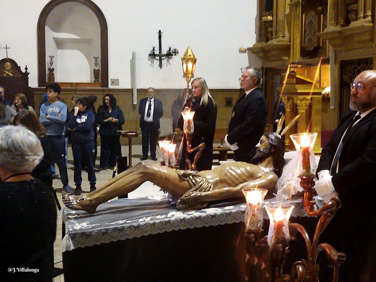 negrosdaimiel's tweet photo. En la tarde de ayer tuvo lugar la bajada, oración, contemplación y entronización de nuestro titular, el Santísimo Cristo del Sepulcro.

Se trató de un acto solemne, marcado por el recogimiento, el silencio y la oración, en el que todos los presentes tuvieron la oportunidad de https://t.co/2eZulnM08o