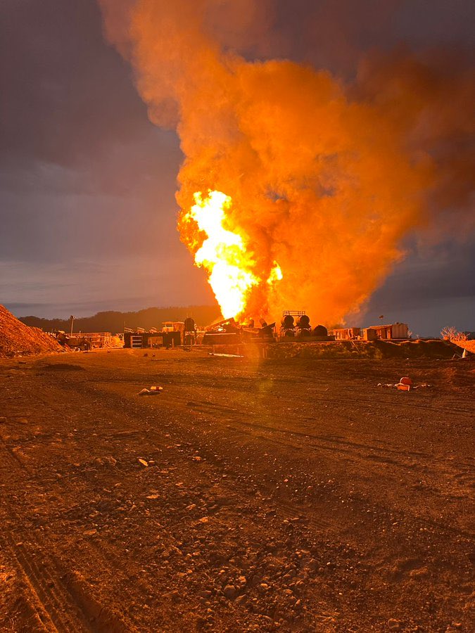 🆘🛢️A 27 días de la explosión, el pozo exploratorio #Krem1EXP en Las #Choapas, #Veracruz, sigue ardiendo fuera de control.  
Operado por Schlumberger para <a href="/Pemex/">Petróleos Mexicanos</a>, este pozo que prometía millones de barriles de crudo para la producción nacional ahora genera millonarias pérdidas.