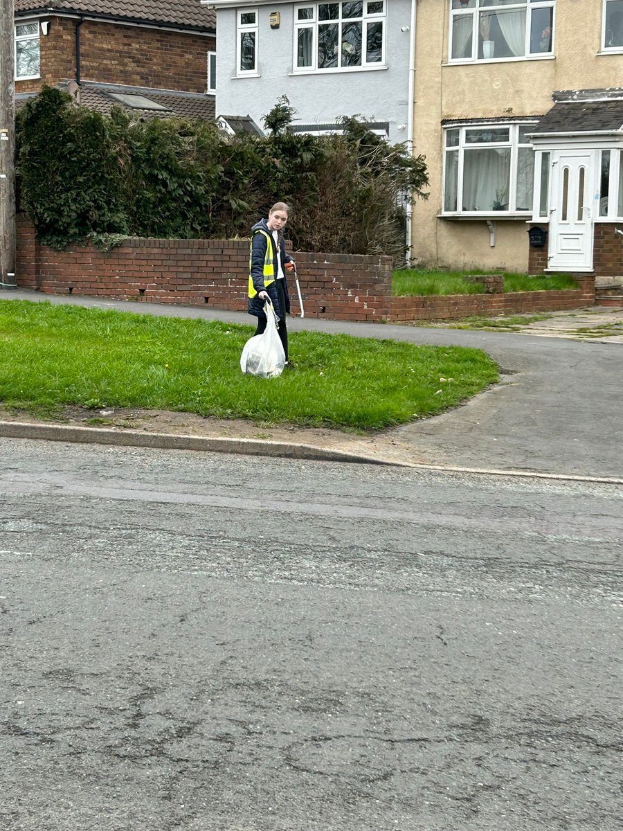 Litterwatch1's tweet image. Huge shoutout to Callum and Angel! While it’s half term, these two were out early this morning litter picking their adopted street in Rowley. Most kids are sleeping in, but these two are out taking real pride in our community. Absolute legends. #Rowley  #HalfTerm #sandwell