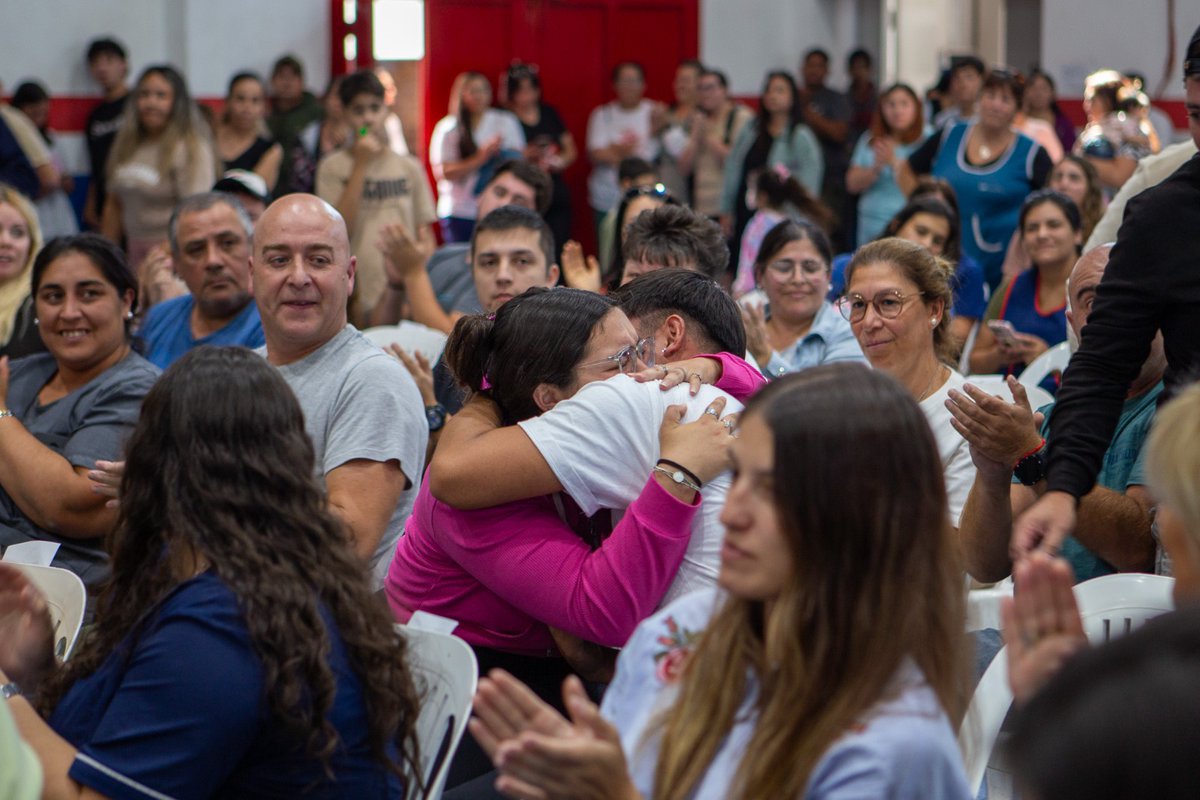 MinHabitatPBA's tweet photo. ¡Esos abrazos que son para siempre!
38 familias de #Tornquist recibieron la mejor noticia: salieron sorteadas para poder recibir su vivienda.
Gracias a la política habitacional de la Provincia, cada vez más bonaerenses cumplen el sueño de tener un hogar propio. https://t.co/KBO0zi8fWk