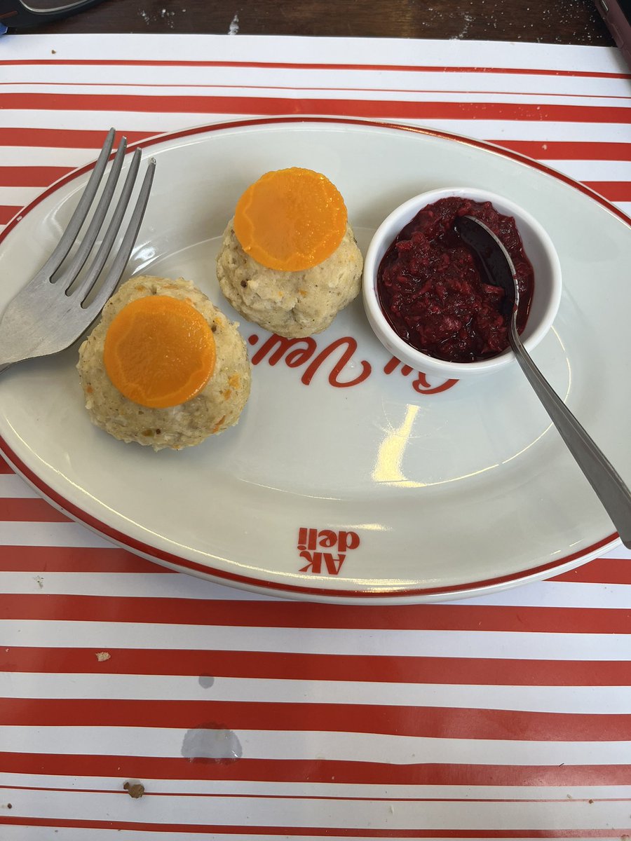 Erev Peysakh, vos tut a yid?
Der rebbe hot mikh nisht eingeladen,
nisht afn ershtn seder, nisht afn tsveytn…