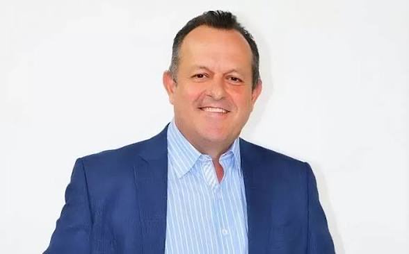 GrindelwaldJrr's tweet image. Mauro Lissoni deixa o SBT e abre vaga estratégica na direção artística. O substituto já está definido: Murilo Fraga retorna e reassume a área de programação. Movimento reforça clima de virada nos bastidores da emissora.

#SBT • #BastidoresTV • #Televisão
Info de @flavioricco