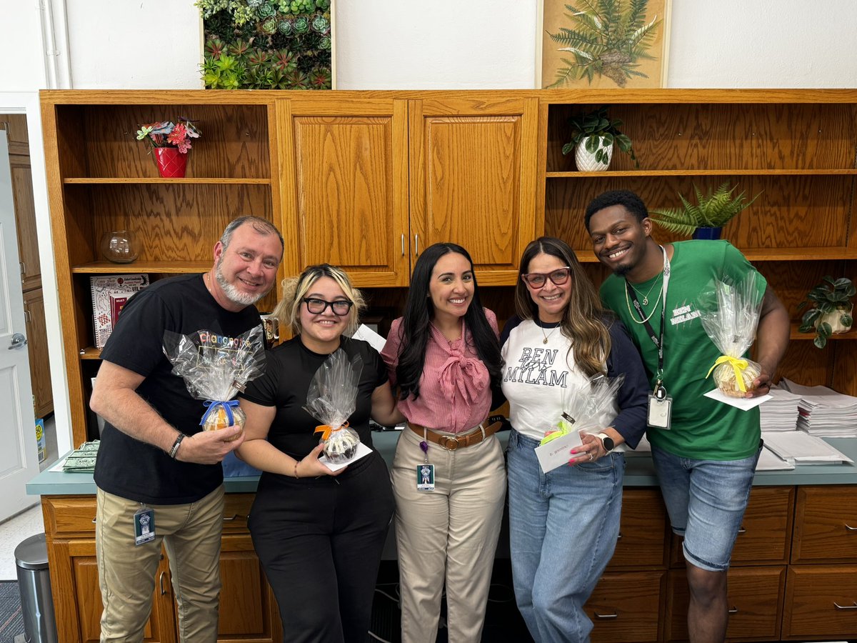 BenMilamES's tweet photo. Shoutout to the heart of our classrooms 💙🍎 Our Teacher Assistants go above and beyond every single day to support our students and staff—today we celebrate YOU! 🎉 #ThankATeacherAssistant #MilamPride @JuanCordobaDISD @dallasschools https://t.co/VCeMokr4JM