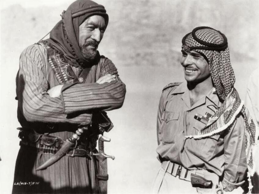 🇯🇴 Movie star Anthony Quinn converses with King Hussein of Jordan on the set of “Lawrence of Arabia”.  (1962) 

The King was a huge supporter of the production, loaning an entire brigade of his own troops to work as extras in the film.