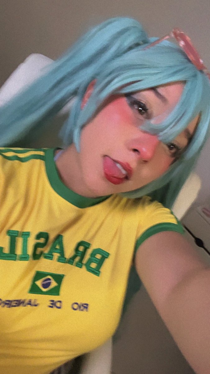 HeniiOwO tweet media