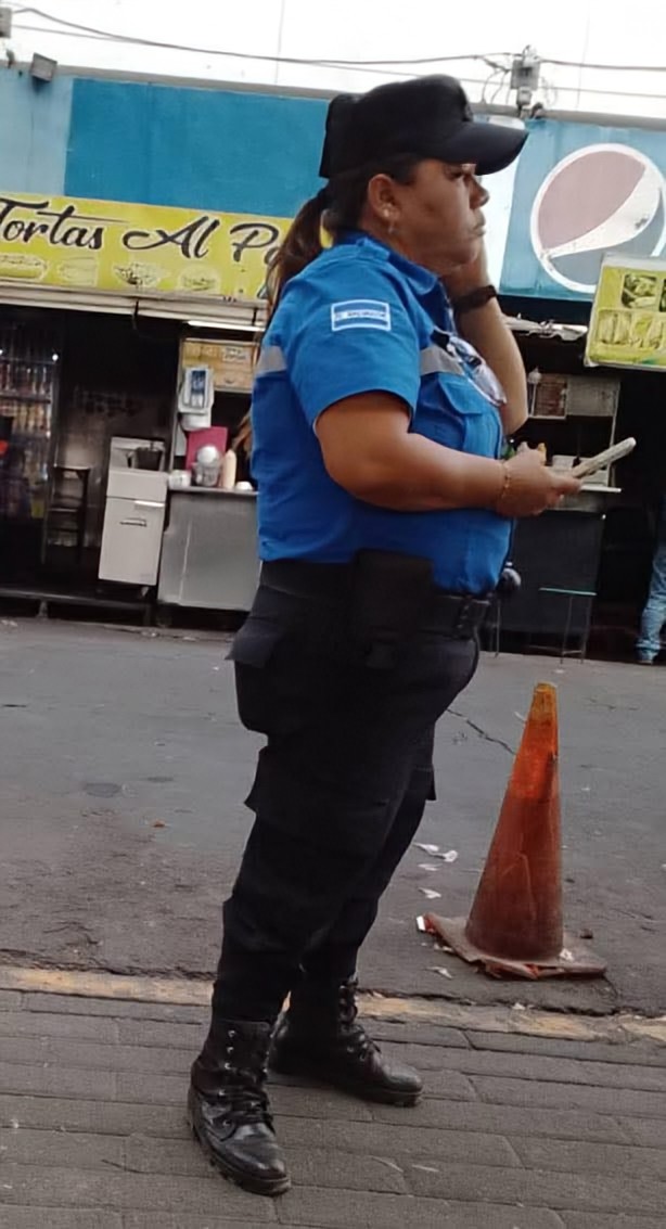 ElTrompudo2022's tweet photo. AGENTE DEL CAM ES EXTORSIONADORA

#DenunciaCiudadana

""Buenas tardes, podría publicar que esta señora del CAM, en Santa Ana, a los vendedores nos exige $15 semanales a cada vendedor por dejarnos vender, si no pagamos nos amenaza con quitarnos la mercadería. Eso ya es el colmo, qué quieren que hagamos en un país de hambre en el que no tenemos oportunidades de empleo y que no nos dejen que trabajemos por nuestra cuenta honradamente? antes era la plaga de los mareros, hoy son estos desgraciados del CAM.

@AcevedoGustavo_ HACÉ ALGO!