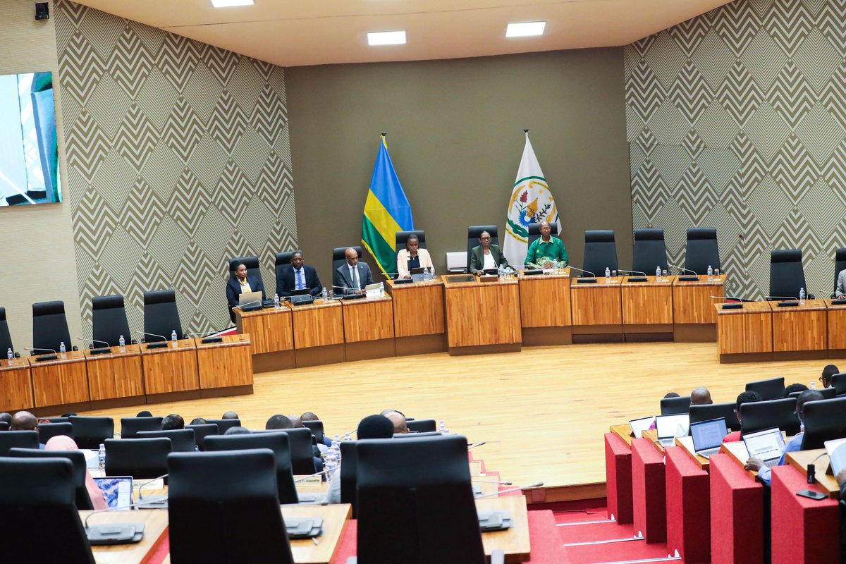 RwandaParliamnt's tweet image. Inteko Rusange y’Abadepite yemeje ishingiro ry’umushinga w’itegeko rigenga @HumanRightsRW 
Zimwe mu mpinduka zirimo :
➡️Guhuza imikorere n’Amahame ya Paris.
➡️ Gukurikirana imyanzuro ya #UPR n’iya za Komite mpuzamahanga;
➡️Ubudahangarwa bw’abakomiseri n’abakozi 
 mu gihe bari mu