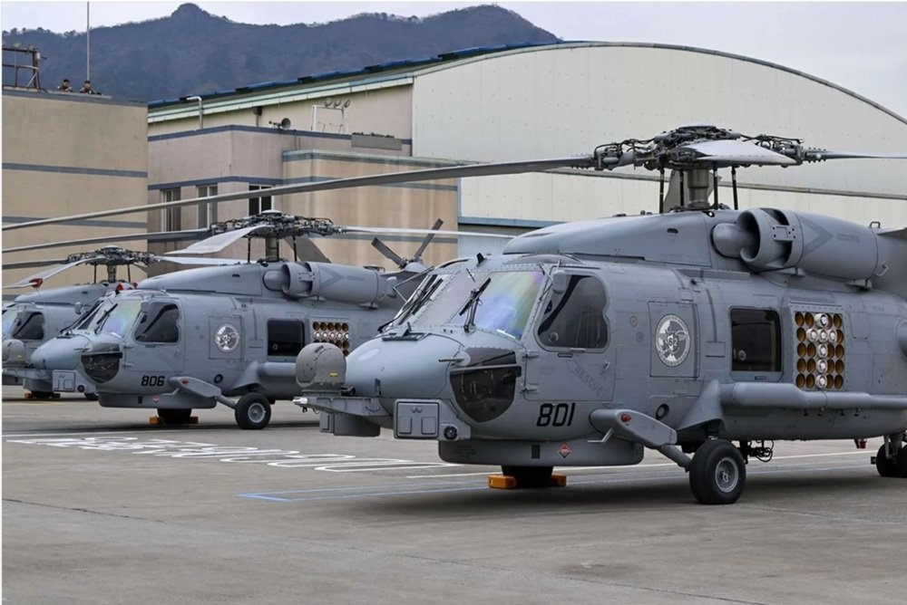 TRUFAULT's tweet image. Corea del Sur despliega sus 2️⃣ primeros helicópteros MH-60R #Seahawk.
El contrato se firmó en 2021, por un montante de 447M de $ y 12 MH-60R.
🇰🇷🚁💥
#Helicopteros #Noticias #masvaletardequenunca #NoticiasdeDefensa