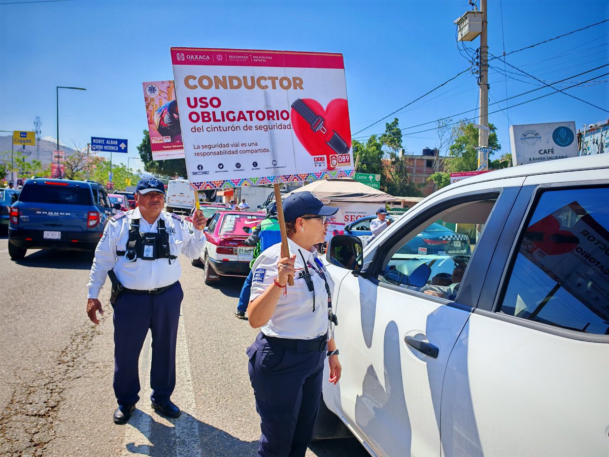 ToryLopezS's tweet photo. 🚔🚨En los Módulos informativos la Policía Vial Estatal refuerza la Seguridad Vial, la Proximidad y el auxilio ciudadano.
Para que vivas unas vacaciones seguras. #CuidaTuVida ☘😊
#ConduceSinAlcohol https://t.co/wxW7NUQypC