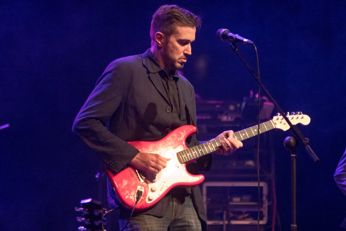 WatersmeetVenue's tweet image. 🎸 Dire Streets – Friday 17 Apr, 7:30pm!

Experience the classic hits of Dire Straits performed live with stunning musicianship! 🎶 orlo.uk/smyD1

#DireStreets #DireStraitsTribute #LiveMusicUK #WatersmeetTheatre #GuitarLegends #RockNight #UKTributeBands #ClassicRockLive